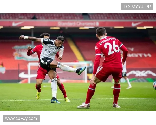 如何在踢足球时巧妙利用技术击破对方防线实现进攻爆发